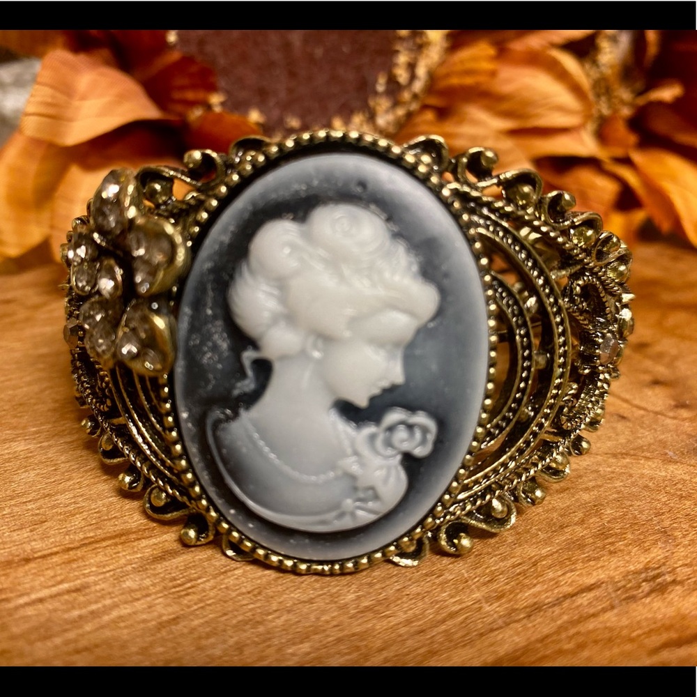 VINTAGE CAMEO BRACELET